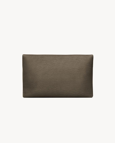 Pochette Envelope grande con decorazione CASSANDRE LIGHT MUSK