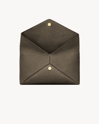 Pochette Envelope grande con decorazione CASSANDRE LIGHT MUSK