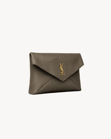 Pochette Envelope grande con decorazione CASSANDRE LIGHT MUSK