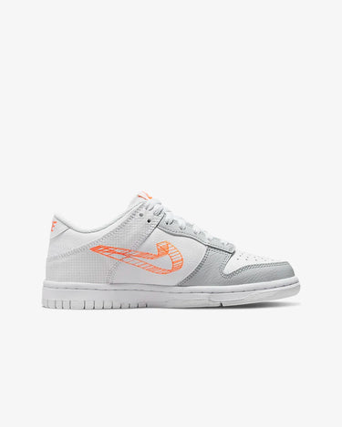 NIKE DUNK LOW SE 3D SWOOSH PURE PLATINUM TOTAL ORANGE (GS)