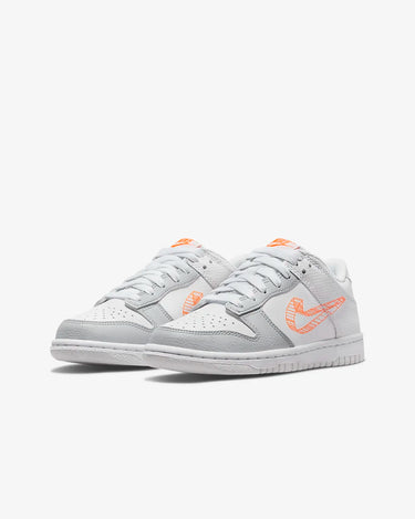 NIKE DUNK LOW SE 3D SWOOSH PURE PLATINUM TOTAL ORANGE (GS)